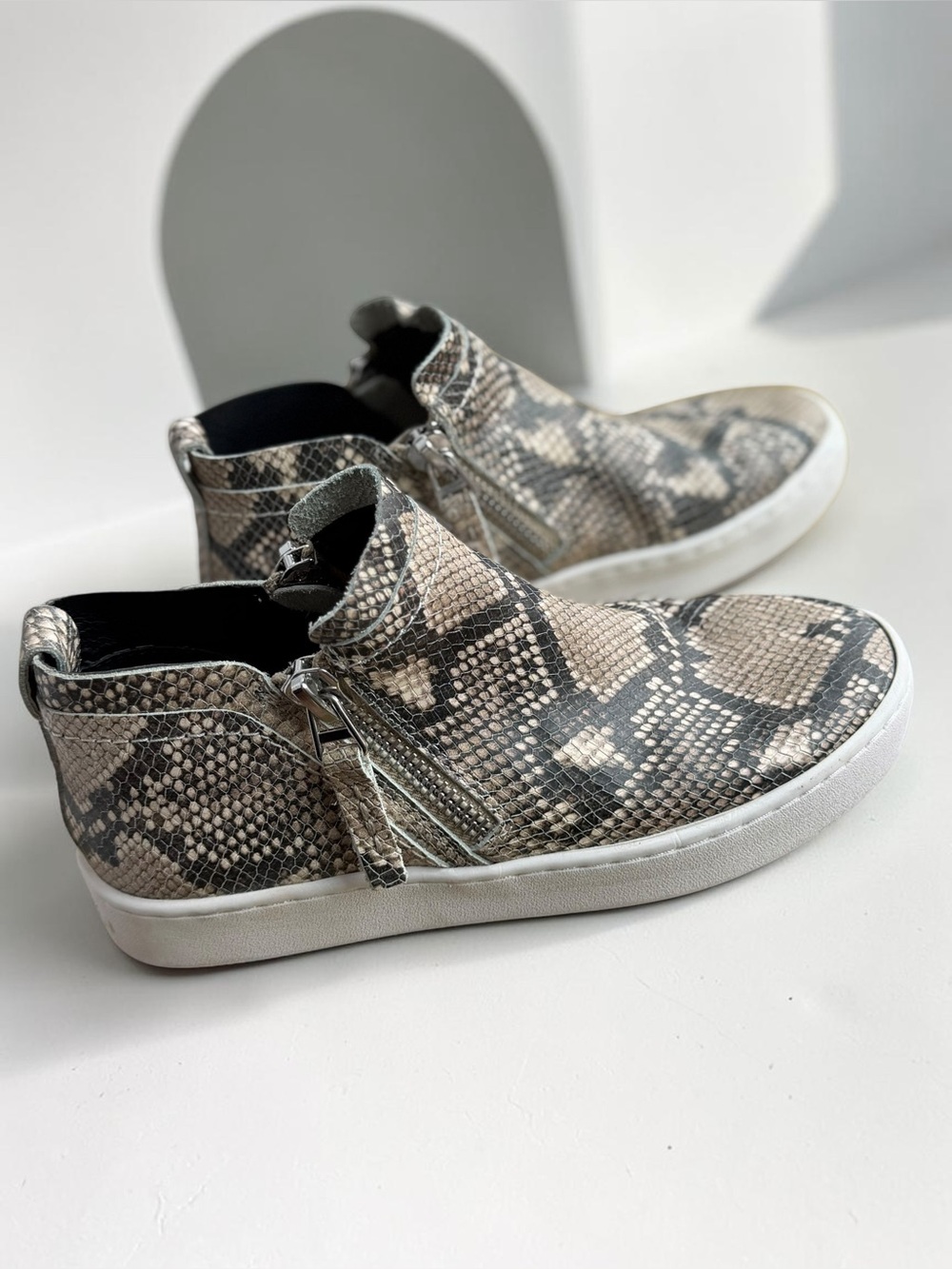 Dolce Vita EUC Tobee Snakeskin Double Zip High Top Sneakers 7.5